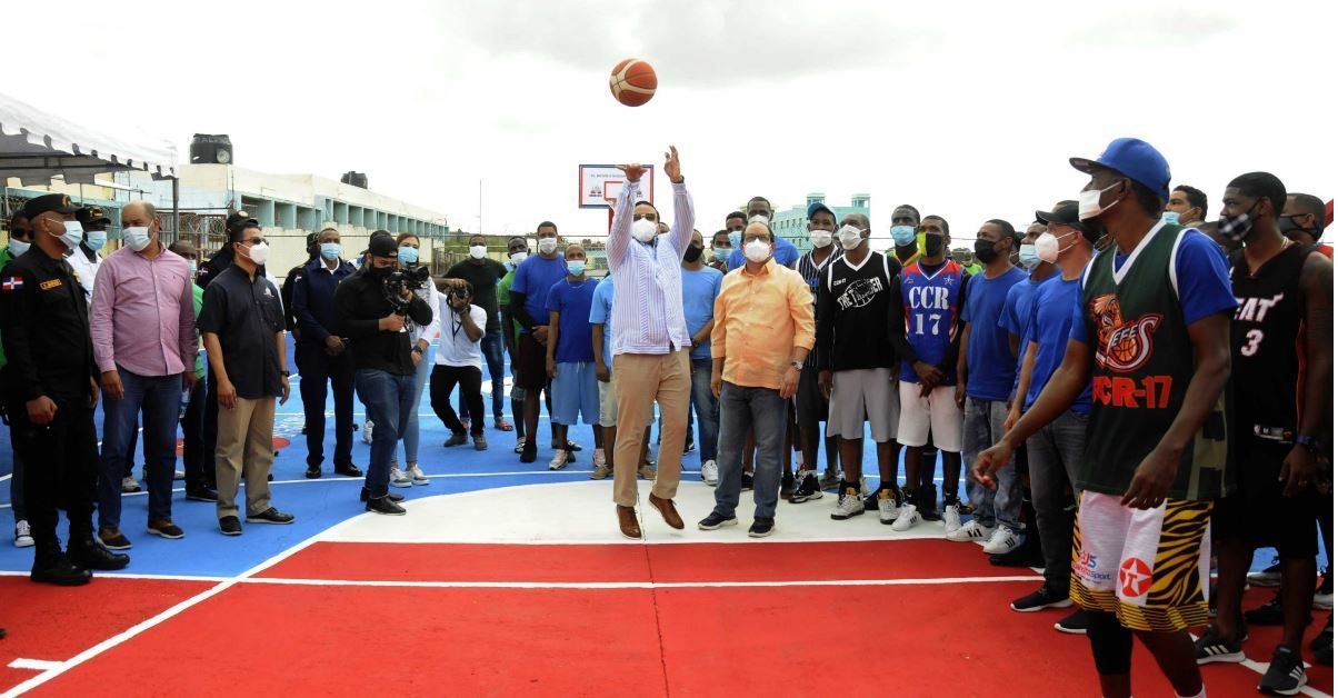 Miderec entrega remozadas canchas en cárcel de Najayo