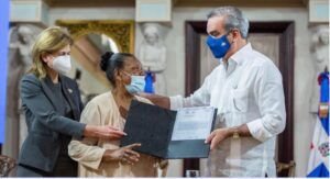 Luis Abinader entrega certificados de títulos a 274 familias en Villa Altagracia