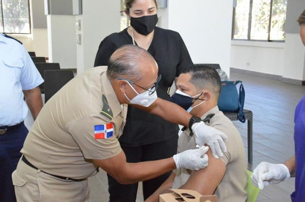 Inició ayer la vacunación a 58,000 militares