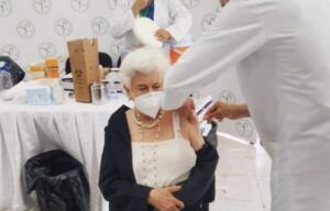 Milagros Ortiz Bosch se vacuna contra el Covid