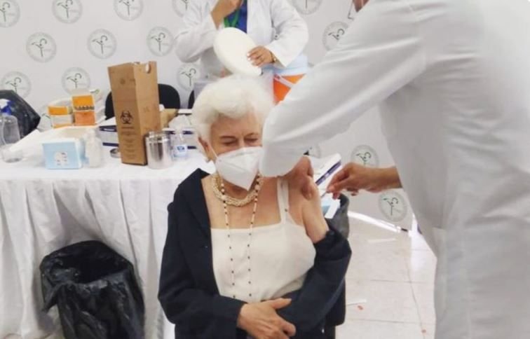 Milagros Ortiz Bosch se vacuna contra el Covid