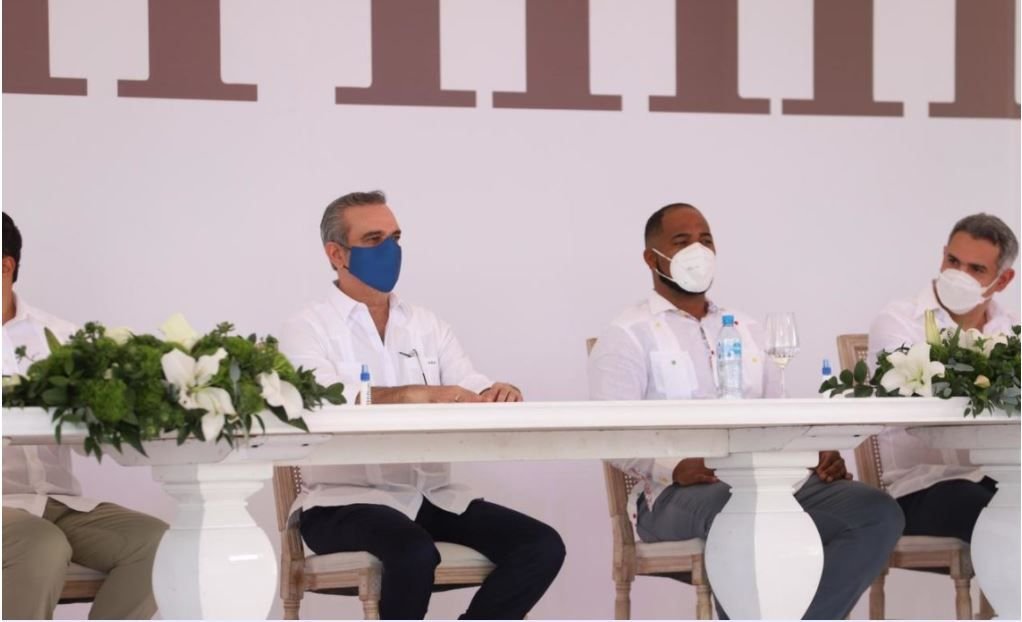 Pelotero Edwin Encarnación anuncia construirá hotel en el este del país 2 Pelotero Edwin Encarnación anuncia construirá hotel en el este del país