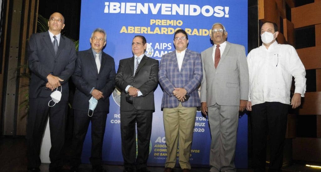 Camacho saluda premio internacional otorgado a Comarazamy y Cruz