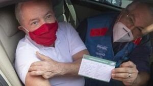 Lula se vacuna contra la COVID y llama ‘ignorante’ a Bolsonaro