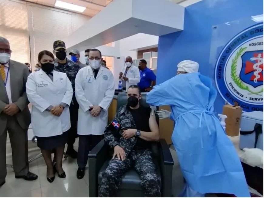 Director y personal de la Policía Nacional reciben primera dosis de vacuna 2 Director y personal de la Policía Nacional reciben primera dosis de vacuna