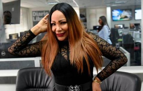 La cantante Vickiana recibe vacuna contra el COVID-19