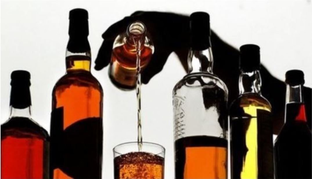 Afirma alta carga tributaria a comercio legal aumenta mercado alcohol ilícito