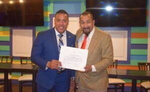 Periodista Víctor Gómez recibe reconocimiento de Alex Méndez, concejal de Paterson