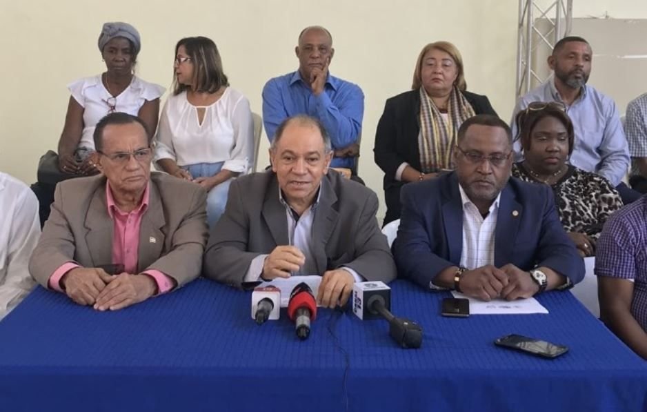 Centrales obreras piden a médicos no suspendan servicios a «asegurados» 2 Centrales obreras piden a médicos no suspendan servicios a «asegurados»