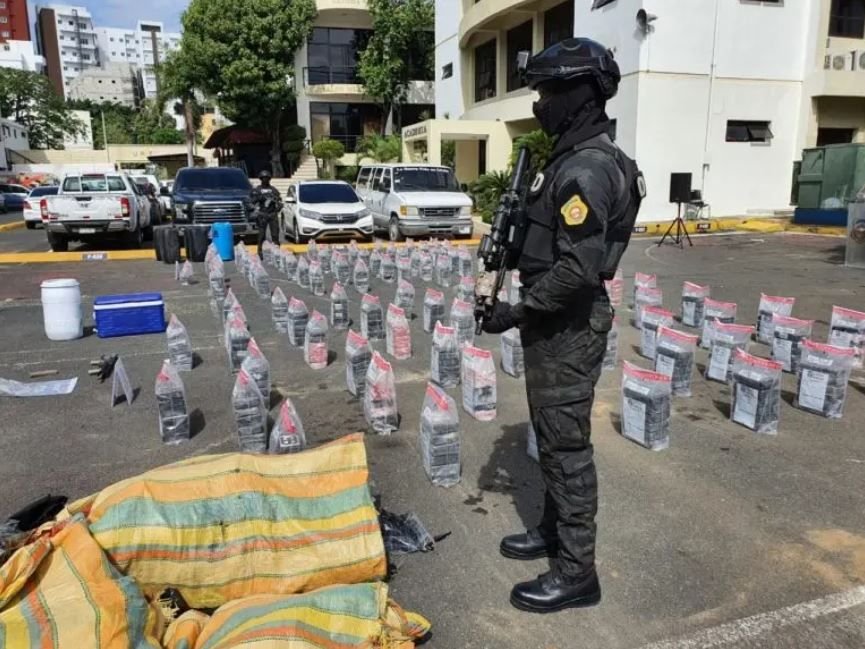 La DNCD ocupa 615 paquetes de cocaína en costas de SPM y Azua