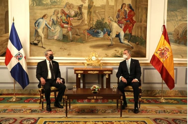 Abinader y rey de España hablan sobre vacunación y crisis económica mundial