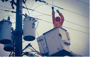 Sin pagar la electricidad cerca de 400 mil hogares dominicanos