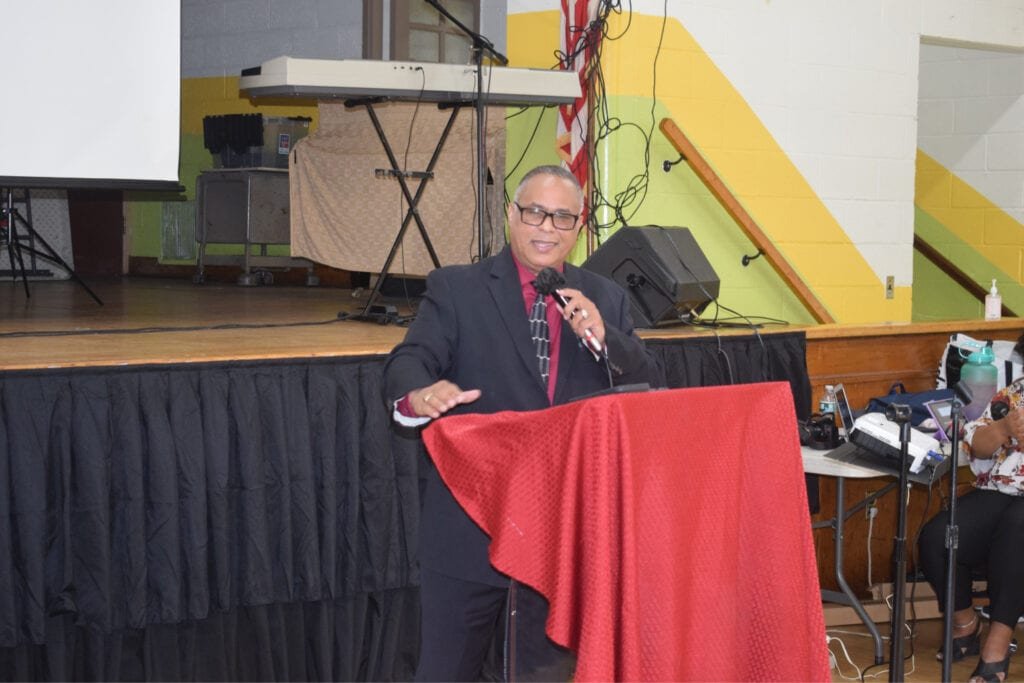 Eliu A Lara 01 Educador dominicano pone en circulación libro "La Iglesia: un retrato hablado"