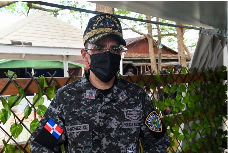 Ministro de Turismo supervisa varios destinos turísticos 3 JEFE DE LA POLICIA 1 Ministro de Turismo supervisa varios destinos turísticos