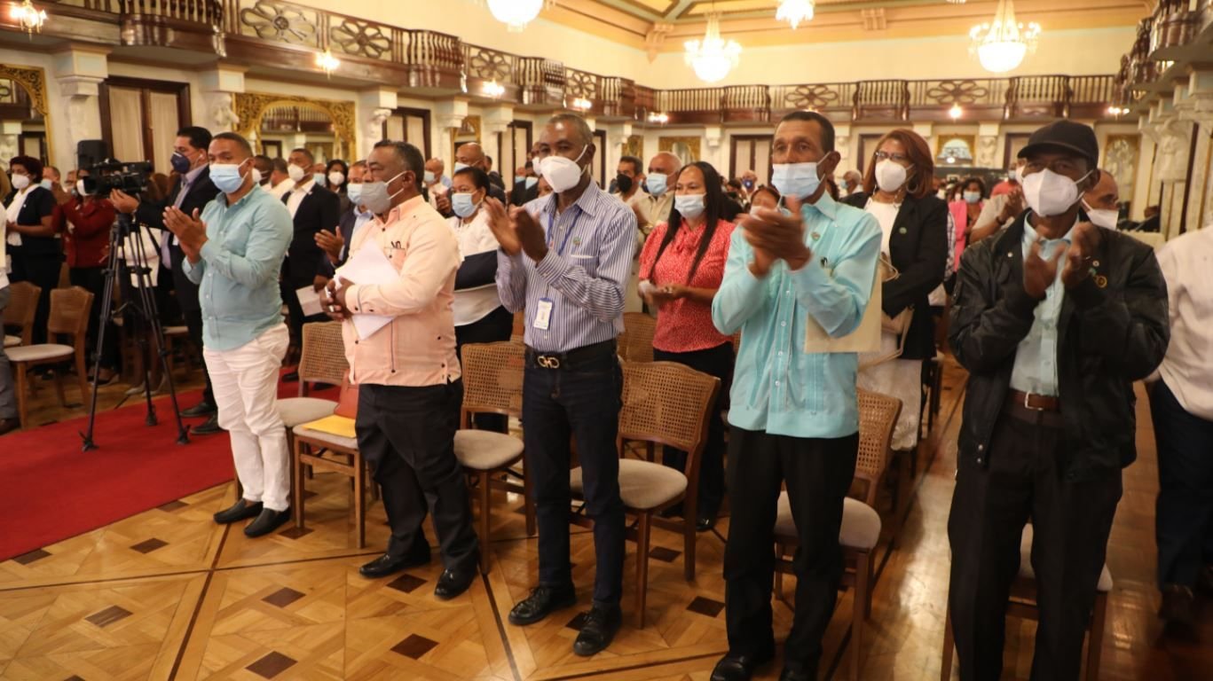 Luis Abinader se reúne con 201 juntas de vecinos de San Juan y escucha sus necesidades