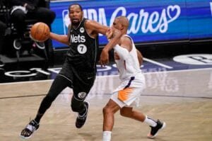 Kevin Durant salió del banco para colar 33 ante Phoenix