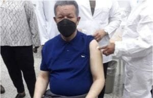 El expresidente Leonel Fernández recibe vacuna contra la covid-19