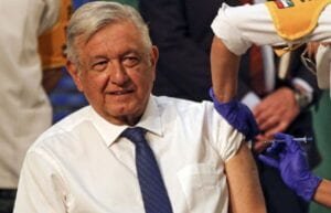 Presidente López Obrador se vacuna en público con AstraZeneca
