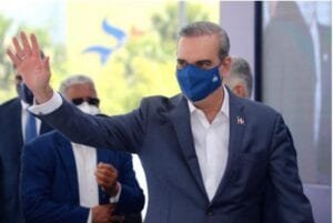 La anécdota de Abinader sobre el ahorro, una bicicleta «Chopper» y su papá