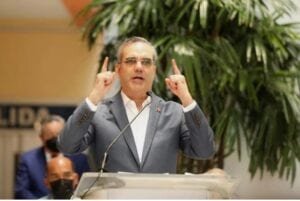 Luis Abinader flexibiliza el toque de queda