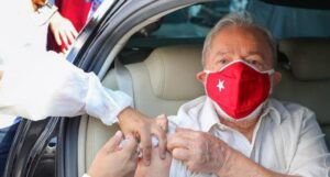 Lula recibe segunda dosis anticovid y pide a Bolsonaro «escuchar la ciencia»