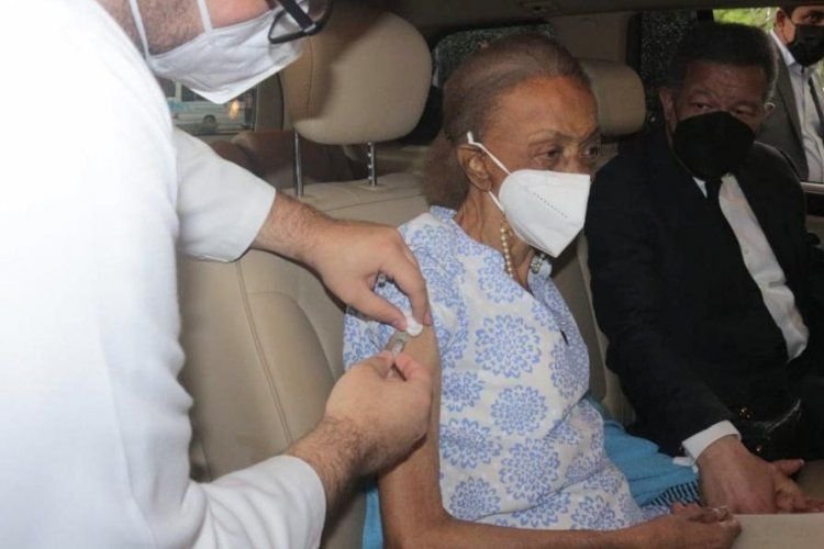 Fernández acompañó a su madre Yolanda a su 2da dosis de vacuna