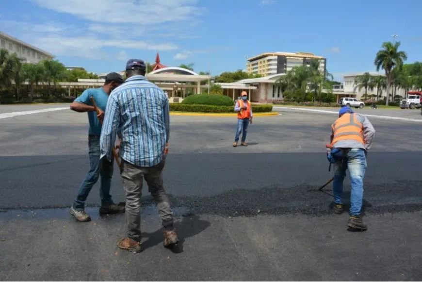 UASD y Obras Públicas remozan estructura vial de sede central