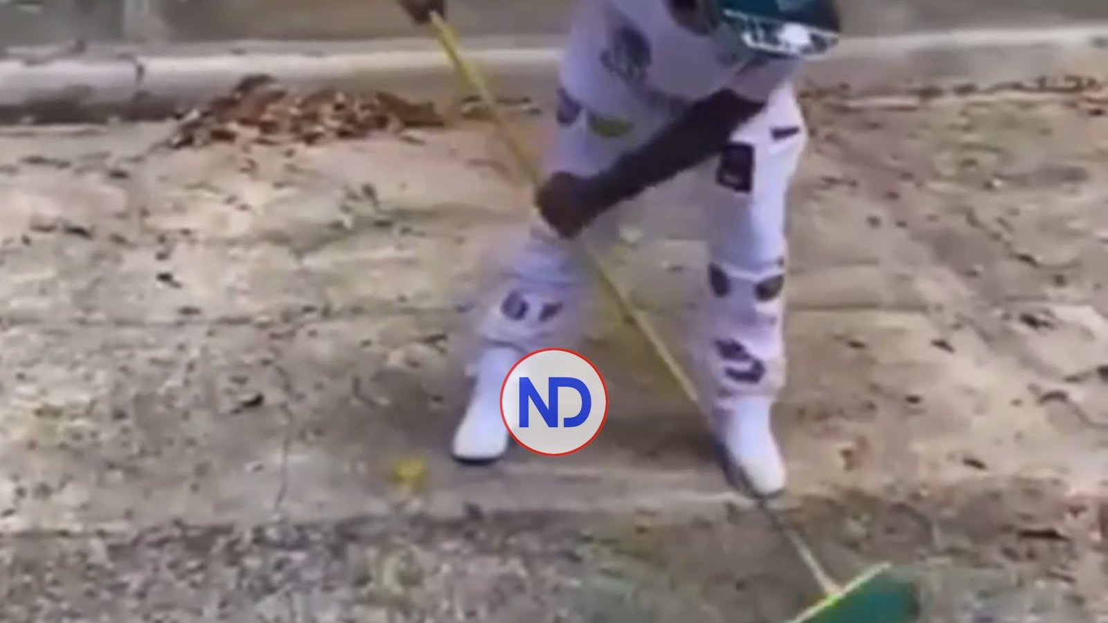 Video | Omega barre las calles de la ciudad para cumplir con su labor social