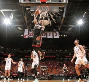 Randle y Rose conducen a victoria de los Knicks sobre Nueva Orleans