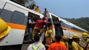 48 muertos y decenas de heridos por descarrilamiento tren