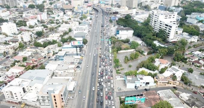 Largo tapón en la 27 de Febrero por trabajos de asfaltado