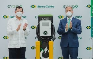 Banco Caribe inaugura estación de recarga para vehículos eléctricos