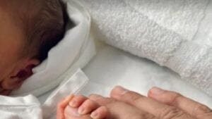 Manny Cruz muestra primera foto de su hija: «El Señor es maravilloso”