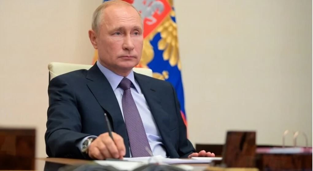 Vladimir Putin firma la ley con la que podría seguir en el poder hasta 2036