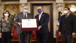 Luis Abinader reconoce labor, ejemplo de compromiso y entrega de 7 médicos