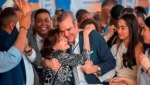 Presidente Luis Abinader envía un abrazo a las madres dominicanas