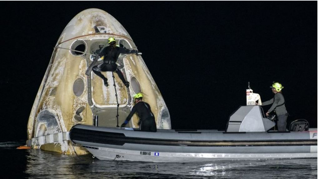 Cápsula Dragon, de Space X, aterriza con éxito con cuatro astronautas