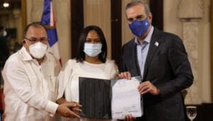 Presidente Abinader entrega 490 certificaciones de título inmobiliario