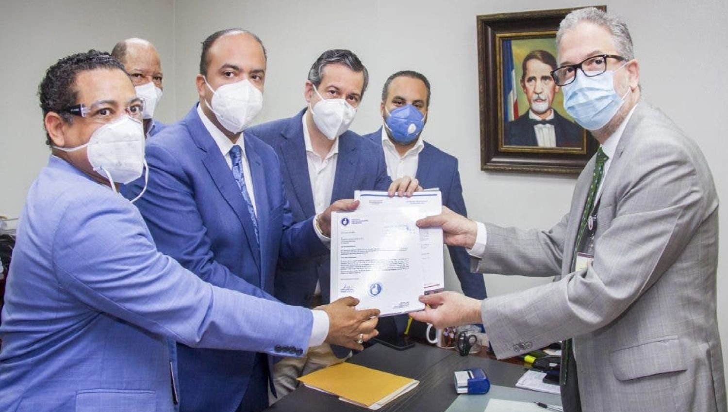 JCE recibe informe de gastos de campaña de Luis Abinader