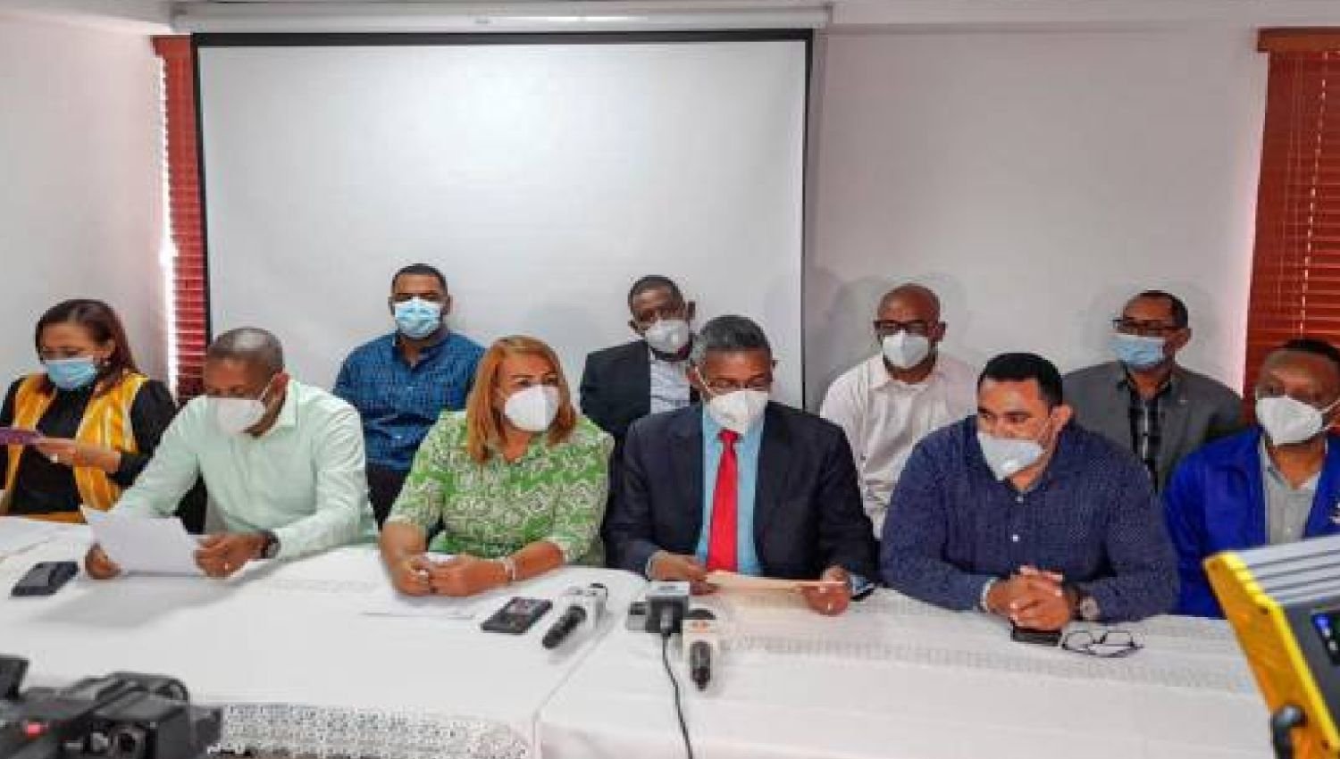 Piden a ministerios reevaluar regreso a clases ante rebrote