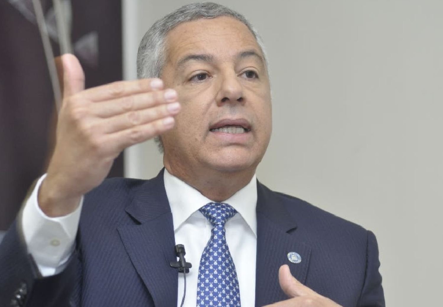 Exministro niega irregularidades en manejo impuesto galón combustible