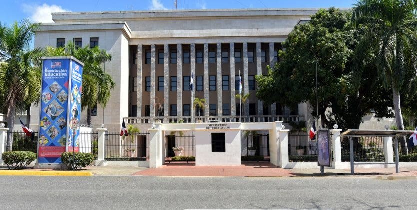 Educación supervisa preparativos para retorno gradual a las aulas