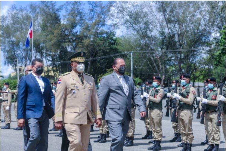 EL EJERCITO 1 El Ejército le rinde homenaje a oficiales generales y superiores puestos en retiro