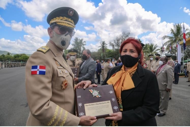 EL EJERCITO 2 El Ejército le rinde homenaje a oficiales generales y superiores puestos en retiro