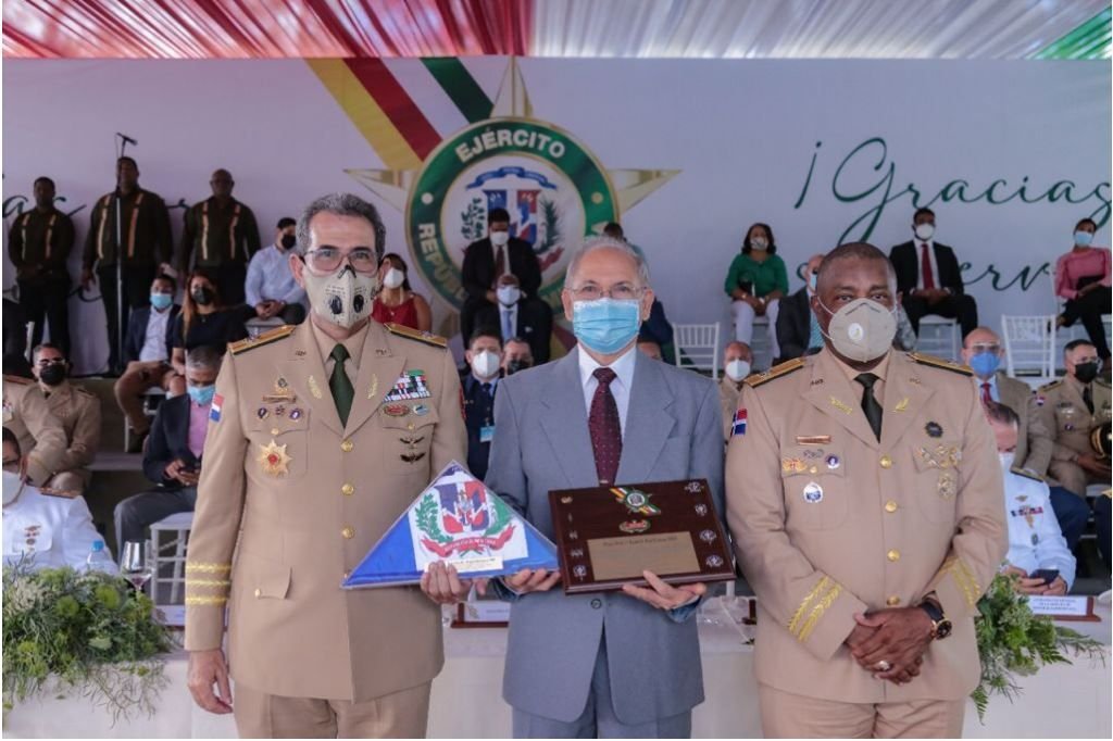 El Ejército le rinde homenaje a oficiales generales y superiores puestos en retiro