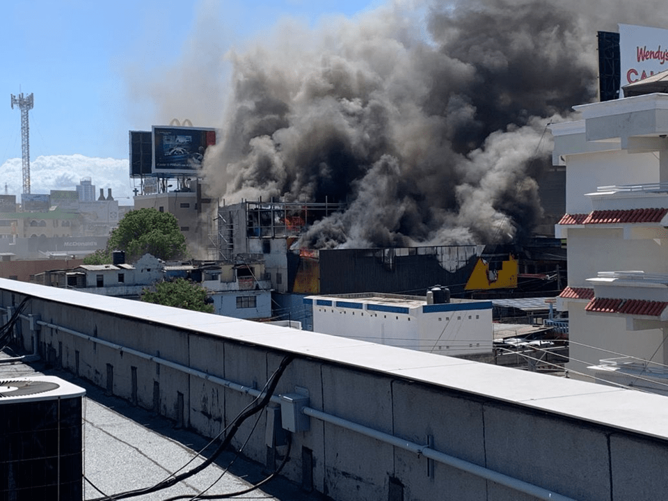 Incendio afecta tienda de bicicletas Aro y Pedal en avenida 27 de Febrero