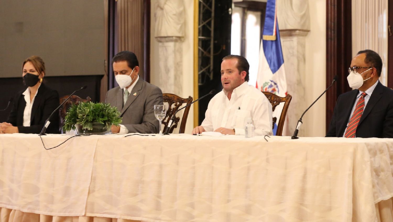 Gobierno afirma son transparentes contratos para adquirir vacunas contra Covid-19