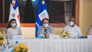 Procuradora afina ideas con empresarios para ataque a bebidas falsas