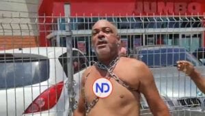 Video | Hombre se encadena desnudo frente a Jumbo porque le robaron su «guagua»