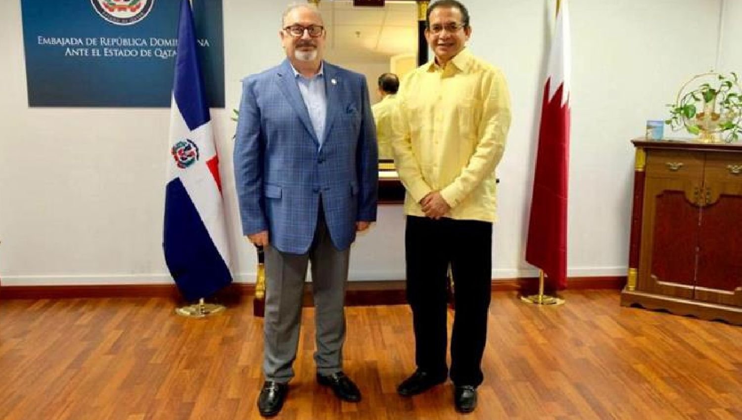 Doctor Rubén Peralta recibe reconocimiento de la embajada dominicana en Qatar